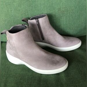 ECCO soft low bootie